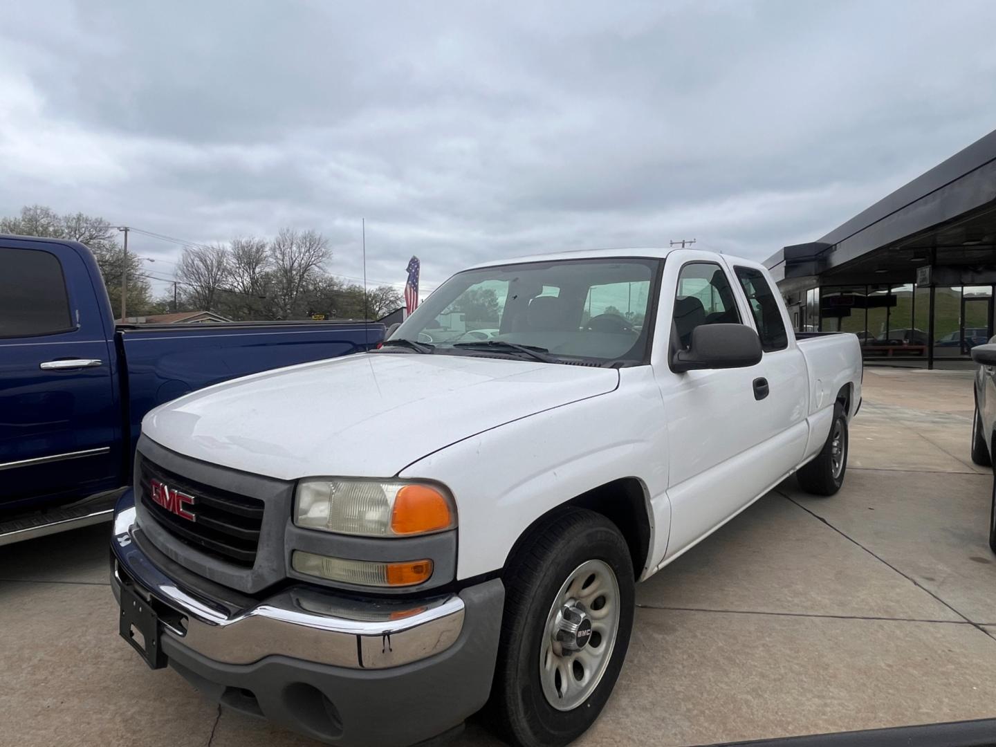 2005 WHITE GMC SIERRA BASE; SLE; SL Ext. Cab Long Bed 2WD (1GTEC19V85Z) with an 4.8L V8 OHV 16V engine, 4-Speed Automatic Overdrive transmission, located at 8101 E. Skelly Dr., Tulsa, OK, 74129, (918) 592-3593, 36.121891, -95.888802 - Photo#0